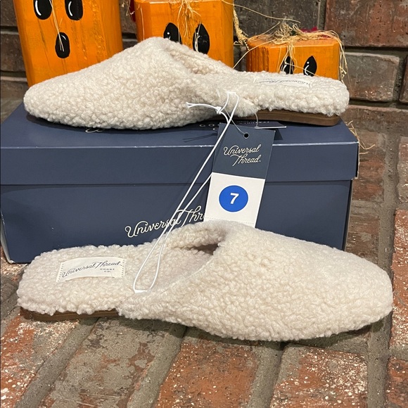 Universal Thread Cream Fuzzy Mules Sz 7 - Picture 4 of 8